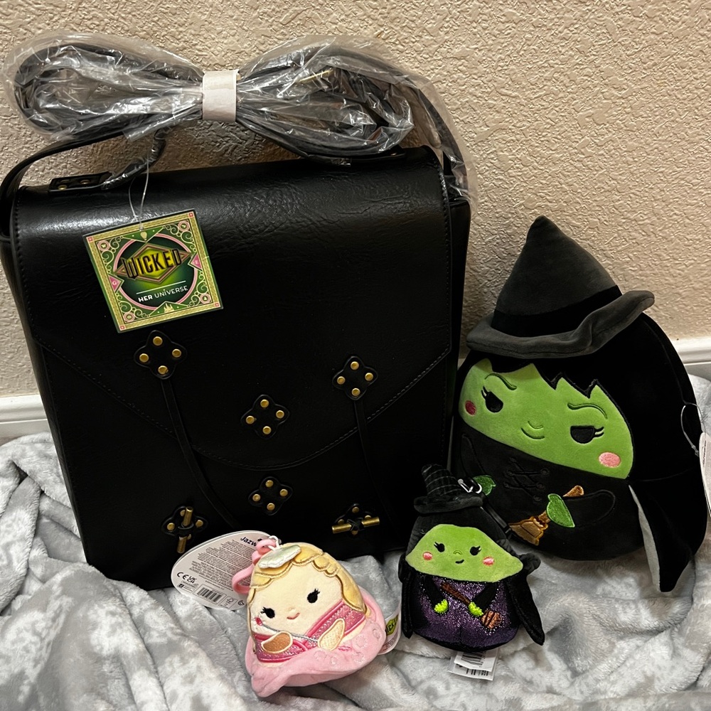 Her Universe Wicked Elphaba Messenger Bag Flying Free, Wicked Squishmallows
